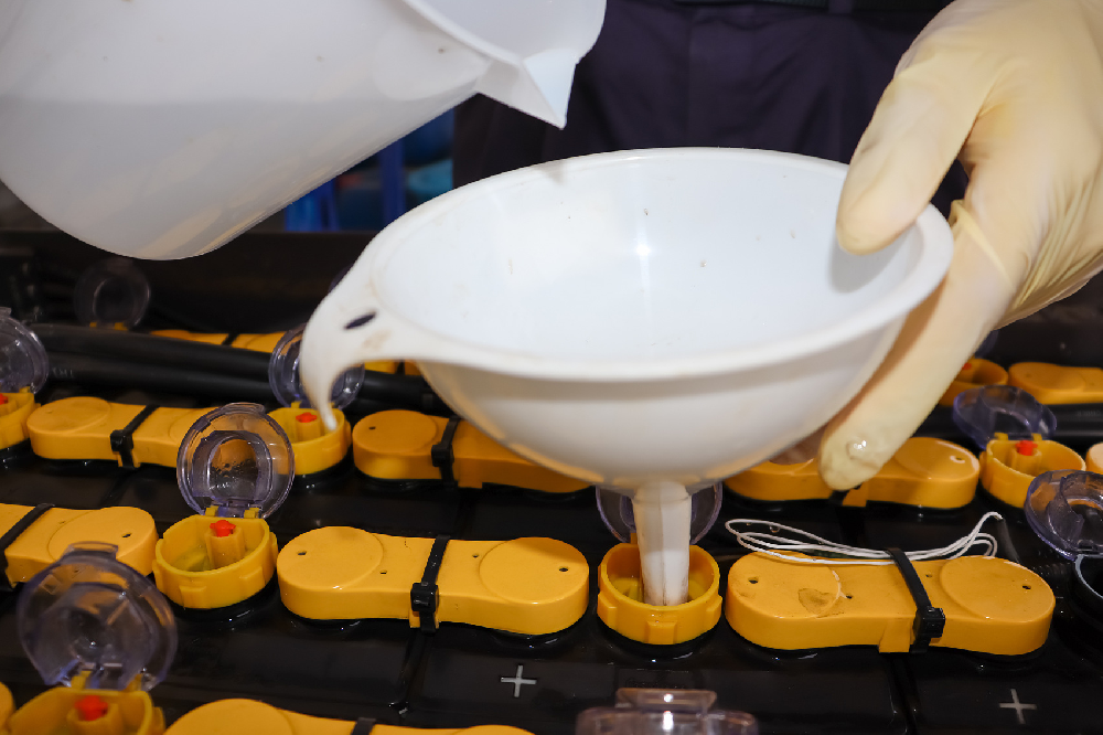 電瓶里面沒水了應如何處理？缺水會對電瓶造成何種損害？